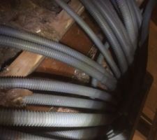 Et voil&agrave; une maison Natilia....avec de la neige qui passe sous la toiture, et l'eau qui coule dans le tableau &eacute;lectrique.
R&eacute;ponse de l'expert: Vous savez, une charpente n'est jamais &eacute;tanche a 100%