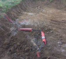 Voila....conduite elec et gaz ensemble...sous 10 cm de terre.....Rien n'est au norme. VIVE NATILIA