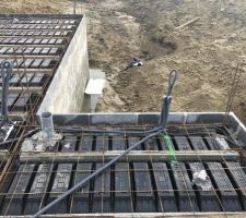 Passage des gaines électriques, fourreaux pour les arrivées d'eau et évacuations (EP, EV, EU)