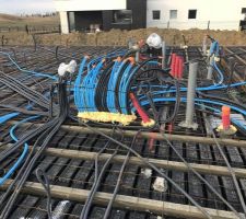 Passage des gaines électriques, fourreaux pour les arrivées d'eau et évacuations (EP, EV, EU)