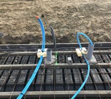 Passage des gaines électriques, fourreaux pour les arrivées d'eau et évacuations (EP, EV, EU)