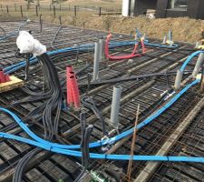 Passage des gaines électriques, fourreaux pour les arrivées d'eau et évacuations (EP, EV, EU)