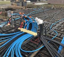 Passage des gaines électriques, fourreaux pour les arrivées d'eau et évacuations (EP, EV, EU)