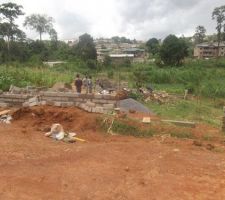 Le terrain. La premi&egrave;re des chose a &eacute;t&eacute; de le cl&ocirc;turer