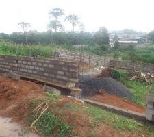 Construction de la cl&ocirc;ture.