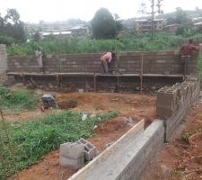 Mur de cl&ocirc;ture. Hauteur de 2 m&egrave;tres.