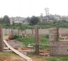 La cl&ocirc;ture est bient&ocirc;t termin&eacute;e. Ce qui ne se voyait moins avant c'est qu'avec celle-ci on constate que notre terrain est vraiment en pente. Il faudra en tenir compte pour les fondations.