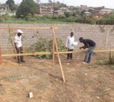 Le terrain nettoyé, mise en place des chaises. L'équipe qui a montée la clôture n'ayant pas été tout à fait réglo, j'ai du changer. Donc nouveau chef de chantier, nouvelle équipe.