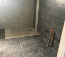 Salle d?eau avec douche italienne à terminer