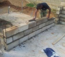 Apr&egrave;s quelques mois de s&eacute;chage de la dalle, les murs du rez de chauss&eacute;e sont mont&eacute;s.