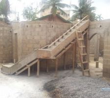 Construction de l'escalier menant &agrave; l'&eacute;tage.