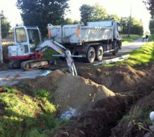 ERDF qui creuse et qui, bien entendu (2minutes après la prise de la photo), pète la canalisation d'eau potable! Bravo! :P
