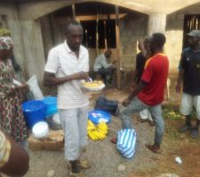 Après l'effort, le réconfort. Un repas a été servi à chaque ouvriers ayant travaillés sur la construction de la dalle.