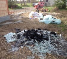 Des vieilles vitres dans un feu sur un chantier de maison neuve! Bien les maçons... Faudra dire à ces mecs que le verre çà fond! Et que cramer su polystyrène c'est pas super écolo.
