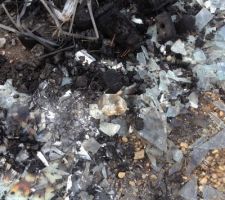 Des vieilles vitres dans un feu sur un chantier de maison neuve! Bien les maçons... Faudra dire à ces mecs que le verre çà fond! Et que cramer su polystyrène c'est pas super écolo.