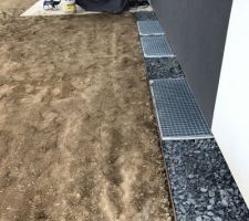 Zone stérile entre gazon et maison