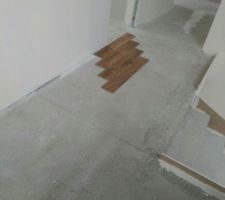 Les essais de pose du carrelage de la mezzanine