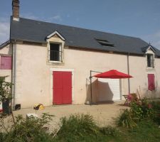 Un parasol de chez Leroy pour aller avec les volets, un peu d'ombre bienvenue