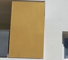 Impact sur le haut gauche du placard de balcon