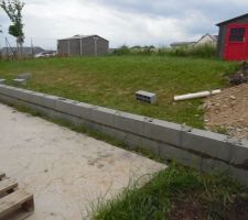 Notre mur de soutènement en cours de construction