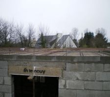 Tout le RDC est recouvert sauf pour le passage de l'escalier. Il n'y a plus que le  béton à couler.