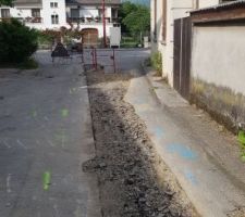 Ouverture de la route pour passer l'assainissement et l'AEP.