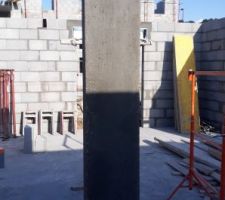 Poteau de soutien de l'étage qui sera dans le garage.