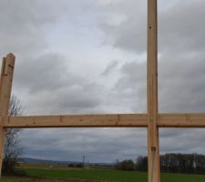 Voilà les élèments bois arrivés sur camion.
Une fois les paquets déchargés, les monteurs (2) se mettent au travail.