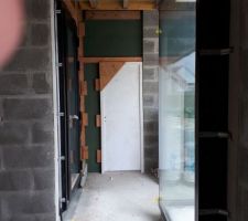 Porte temporaire montée entre le garage et la maison