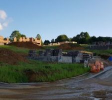 Notre maison prise du futur terrain de jeux pour les enfants