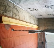 Mise en place d'un plancher au dessus de la porte du garage (Toit Plat)