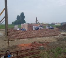 Mardi 29 mai début de l'élévation des murs