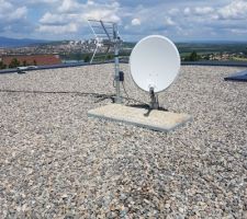 Antenne TNT et parabole avec support toit terrasse