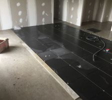 Premier jour de pose du carrelage ( pièce à vivre )