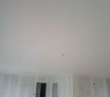 2ème couche de peinture au plafond du salon