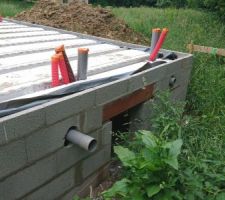 2eme (looooonngue) étape de pose du plancher le mercredi 30/05/2018, il manque des tuyaux et des gaines... J'imagine que ça n'est pas terminé car pas de treillage posé mais c'est bizarre de n'avoir pas tout fait le même jour.