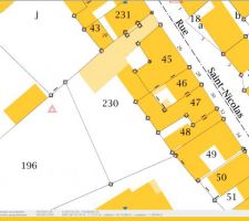 Le cadastre du terrain avec en jaune clair les structures l&eacute;g&egrave;res et en jaune fonc&eacute; les structures massives, en pierre.