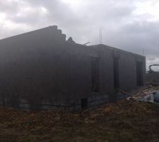 Vue arrière de la maison, de gauche à droite : l'accès au garage, porte fenêtre donnant sur la cuisine, baie coulissante donnant sur le salon