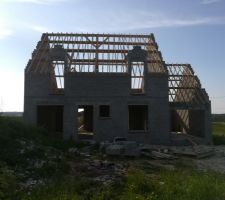 Vue avant de la maison, la charpente a commencé à être montée le 14/05 presque 2 mois après sa livraison