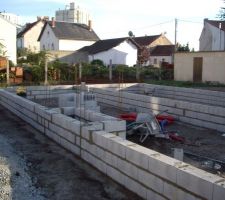 Montage des 3 rangs de parpaings du vide sanitaire