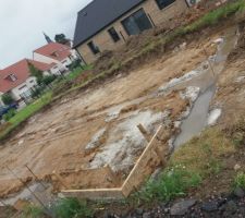 Bonjour à tous, 
Voici ce que j'ai découvert aujourd'hui en passant sur mon terrain. Le chantier a démarré  (par contre, nous avons eu beaucoup de pluie cette nuit...)
En rentrant, j'ai bien eu confirmation que le chantier doit démarrer. J'ai reçu deux demandes de déblocage de fonds pour l'ouverture du chantier (donc logique) et une autre pour l'achèvement des fondations (que je ne règlerai pas tout de suite car les fondations sont loin d'être finies).
