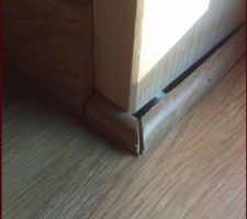Cette fois ci, cette plinthe ne bouge pas, elle est fixée, et bien visiblement, vous ne trouvez pas?