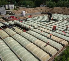 Pause des poutrelles et des hourdis bois et passage des gaines.