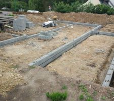 D&eacute;but de la pause des parpaings pour le vide sanitaire