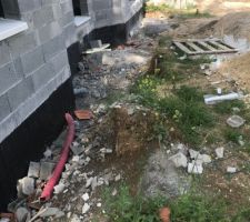C'est une vraie porcherie !!! Nous en avons fais part à notre CDT et normalement les maçons passent la semaine prochaine nettoyer.