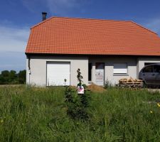 Enduit gris souris et gouttières posées
