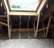 Pose petite partie de planch&eacute; sous fen&ecirc;tre de toit