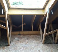 Pose petite partie de planch&eacute; sous fen&ecirc;tre de toit