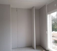Vue de l'entrée, placard et réservation pour le tableau électrique.