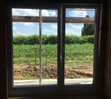 Vue de la porte fenêtre de la chambre parentale